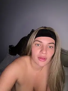 Snapshot of little_lola_x chatting on October 26, 10:58 pm little lola x online show from October 26, 10:58 pm