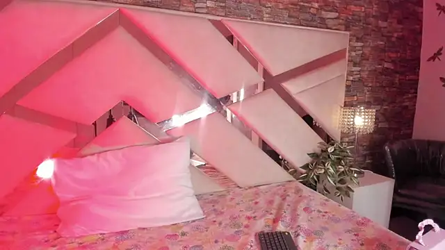 Snapshot of Valery_Brand chatting on December 5, 12:25 pm Valery Brand online show from December 5, 12:25 pm