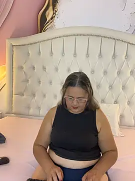 Snapshot of Lucy_Milf_474 chatting on July 25, 12:14 pm Lucy Milf 474 online show from July 25, 12:14 pm