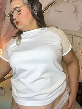 Snapshot of Lucy_Milf_474 chatting on July 30, 12:15 pm Lucy Milf 474 online show from July 30, 12:15 pm
