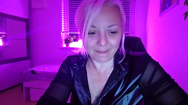 Snapshot of Linsy_Kim chatting on October 28, 7:38 pm Linsy Kim online show from October 28, 7:38 pm