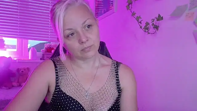 Snapshot of Linsy_Kim chatting on December 4, 6:44 am Linsy Kim online show from December 4, 6:44 am