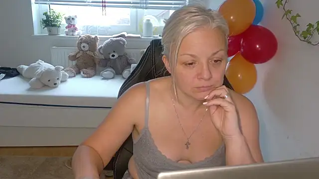 Snapshot of Linsy_Kim chatting on December 14, 9:03 am Linsy Kim online show from December 14, 9:03 am