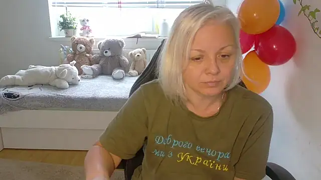 Snapshot of Linsy_Kim chatting on December 15, 9:24 am Linsy Kim online show from December 15, 9:24 am