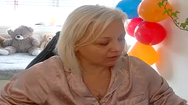 Snapshot of Linsy_Kim chatting on December 18, 10:43 am Linsy Kim online show from December 18, 10:43 am