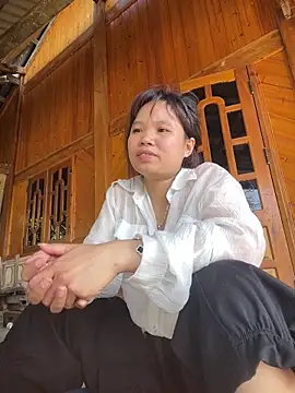 Snapshot of Ngoc-bbi chatting on May 5, 10:56 am Ngoc-bbi online show from May 5, 10:56 am