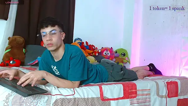 Snapshot of aaronjames1 chatting on December 2, 10:16 pm aaronjames1 online show from December 2, 10:16 pm