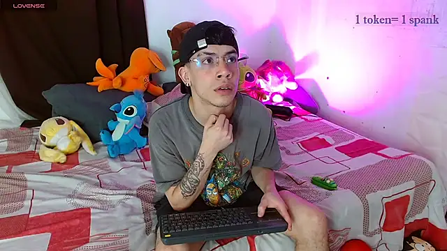 Snapshot of aaronjames1 chatting on December 15, 11:20 pm aaronjames1 online show from December 15, 11:20 pm