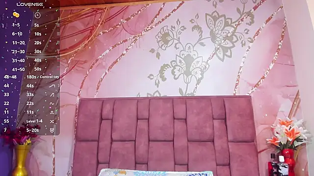 Snapshot of luna_maisonn chatting on December 15, 8:13 pm luna maisonn online show from December 15, 8:13 pm