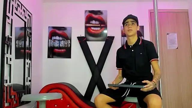 PRETTY FEM online show from October 25, 1:29 pm