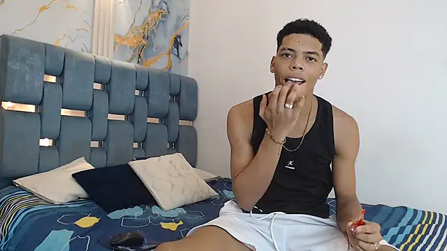 PRETTY FEM online show from February 12, 1:22 am