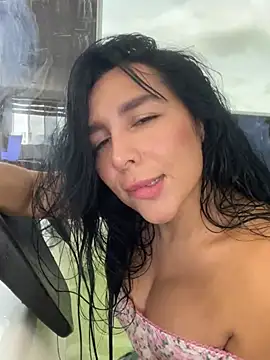 Snapshot of greciadom555 chatting on June 25, 5:17 pm greciadom555 online show from June 25, 5:17 pm