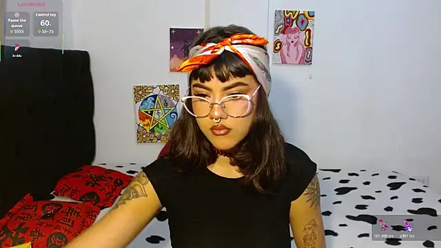 Divinejewel444 online show from October 27, 7:45 am