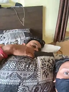 Snapshot of indianshycouple chatting on April 4, 4:11 am indianshycouple online show from April 4, 4:11 am