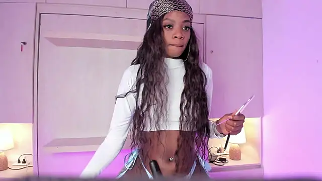 Stefannyevans  online show from March 13, 1:40 pm