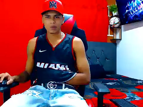Snapshot of cristian_tayron1 chatting on July 6, 6:21 am cristian tayron1 online show from July 6, 6:21 am