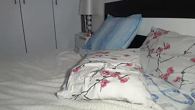 Snapshot of petite_danielle chatting on October 18, 4:59 am petite danielle online show from October 18, 4:59 am