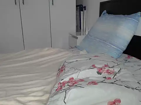 Snapshot of petite_danielle chatting on February 9, 10:19 am petite danielle online show from February 9, 10:19 am