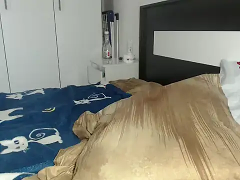 Snapshot of petite_danielle chatting on March 3, 8:20 am petite danielle online show from March 3, 8:20 am