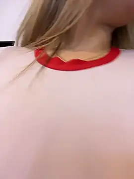 Snapshot of AngelBlushXXX chatting on November 11, 10:32 pm AngelBlushXXX online show from November 11, 10:32 pm