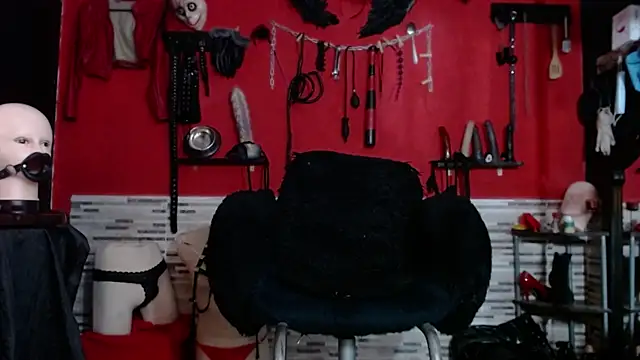 Snapshot of Miss_Mirandaa chatting on May 12, 4:37 pm Miss Mirandaa online show from May 12, 4:37 pm