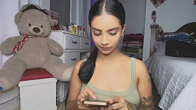 mia yireth online show from November 10, 10:53 pm