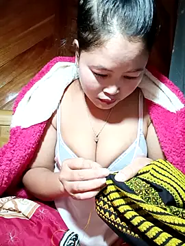 Snapshot of maycuc123 chatting on November 26, 1:50 am maycuc123 online show from November 26, 1:50 am