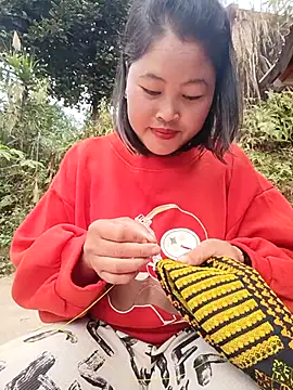 Snapshot of maycuc123 chatting on December 15, 12:37 am maycuc123 online show from December 15, 12:37 am