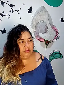 Snapshot of curvy_diva_ chatting on December 15, 9:13 am curvy diva online show from December 15, 9:13 am