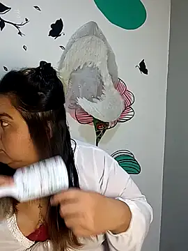 Snapshot of curvy_diva_ chatting on December 16, 9:25 am curvy diva online show from December 16, 9:25 am