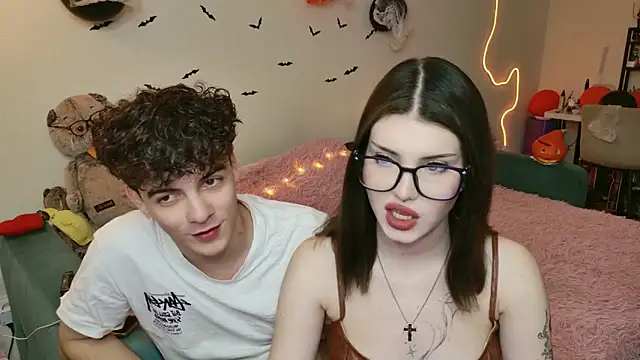 Snapshot of Alice18James chatting on October 13, 6:19 pm Alice18James online show from October 13, 6:19 pm