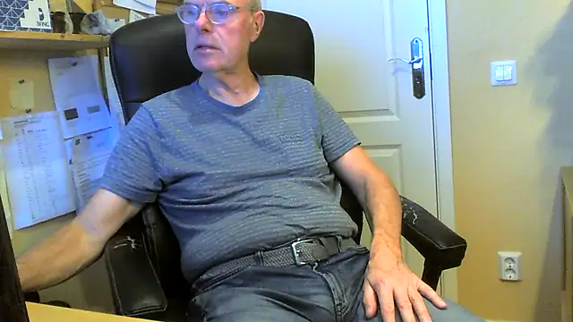 Snapshot of Klipparn chatting on November 26, 8:48 am Klipparn online show from November 26, 8:48 am