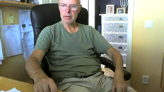 Snapshot of Klipparn chatting on June 12, 11:53 am Klipparn online show from June 12, 11:53 am