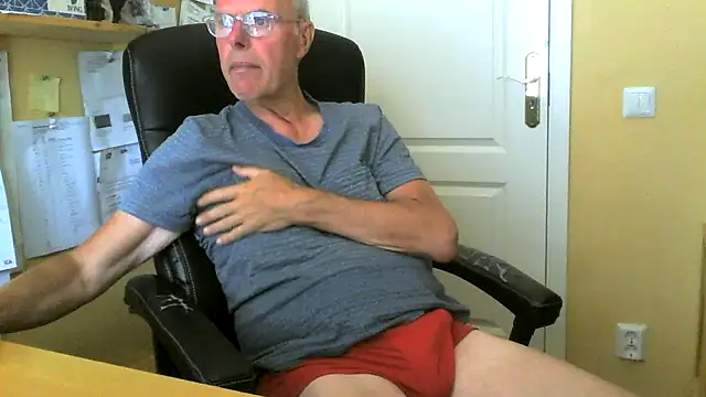 Snapshot of Klipparn chatting on June 22, 8:33 am Klipparn online show from June 22, 8:33 am