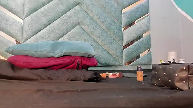 Snapshot of AngelineJolie chatting on October 9, 7:01 pm AngelineJolie online show from October 9, 7:01 pm