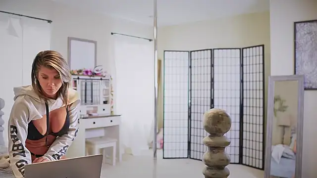 Snapshot of ErinDraven23 chatting on September 25, 5:49 pm ErinDraven23 online show from September 25, 5:49 pm