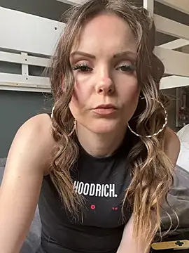 Snapshot of SexyLoLoUK chatting on May 18, 9:15 am SexyLoLoUK online show from May 18, 9:15 am