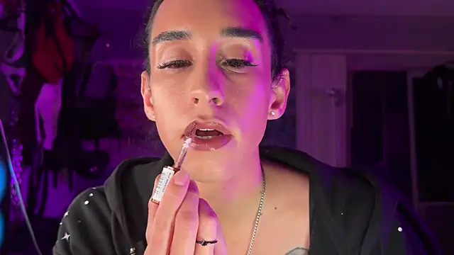 xoFrankie online show from December 17, 1:11 am