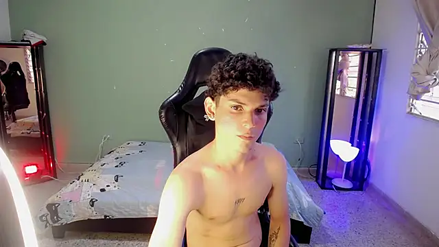 dilan hott  online show from November 7, 8:20 pm