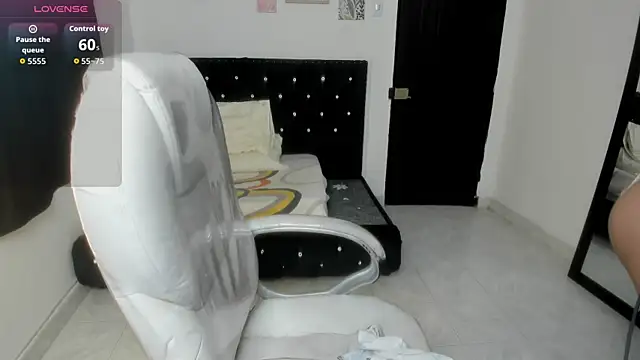 Aiilyn Ds online show from October 26, 9:48 am