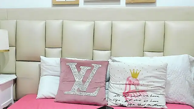 Snapshot of SkinnyGirl_28 chatting on November 27, 7:05 pm SkinnyGirl 28 online show from November 27, 7:05 pm