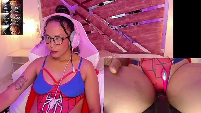 Snapshot of NovaLyn chatting on October 25, 4:31 am NovaLyn online show from October 25, 4:31 am