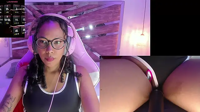 Snapshot of NovaLyn chatting on October 30, 4:36 am NovaLyn online show from October 30, 4:36 am