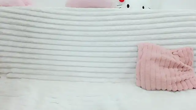 Snapshot of Emmahahaha17 chatting on February 5, 3:27 pm Emmahahaha17 online show from February 5, 3:27 pm