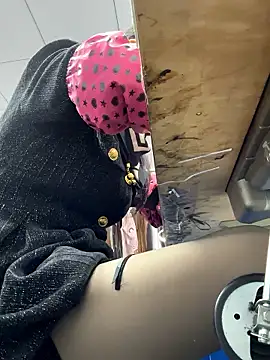 Snapshot of DHJM168 chatting on December 18, 1:11 am DHJM168 online show from December 18, 1:11 am