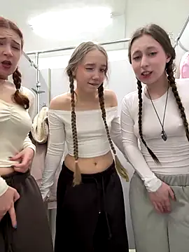 Snapshot of FroggyAnna chatting on December 15, 6:56 pm FroggyAnna online show from December 15, 6:56 pm