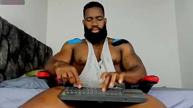 Snapshot of james_musclebbc chatting on June 5, 1:12 am james musclebbc online show from June 5, 1:12 am