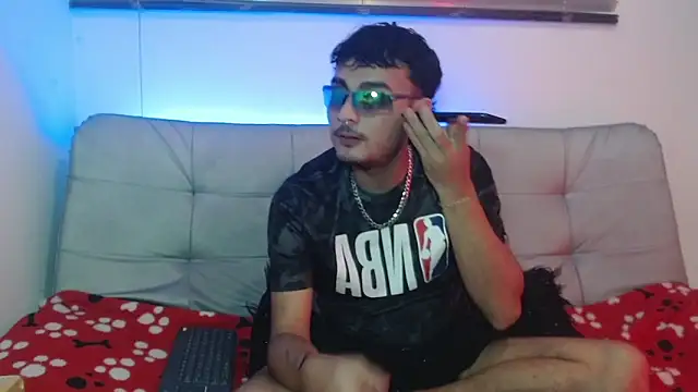 Snapshot of Valentin_peach chatting on November 12, 6:36 am Valentin peach online show from November 12, 6:36 am