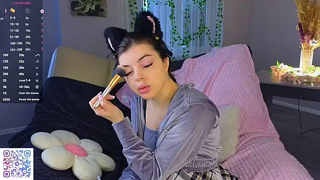 Snapshot of AuroraVice chatting on December 4, 6:34 am AuroraVice online show from December 4, 6:34 am