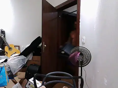 Snapshot of Mitt1993b chatting on December 5, 1:42 pm Mitt1993b online show from December 5, 1:42 pm